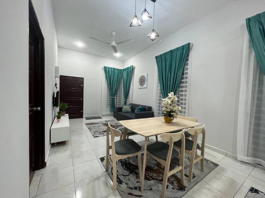 D'Sara Homestay Fully Furnished 3 Bedrooms All Aircond 2 Miles Centre Chukai Luaran gambar